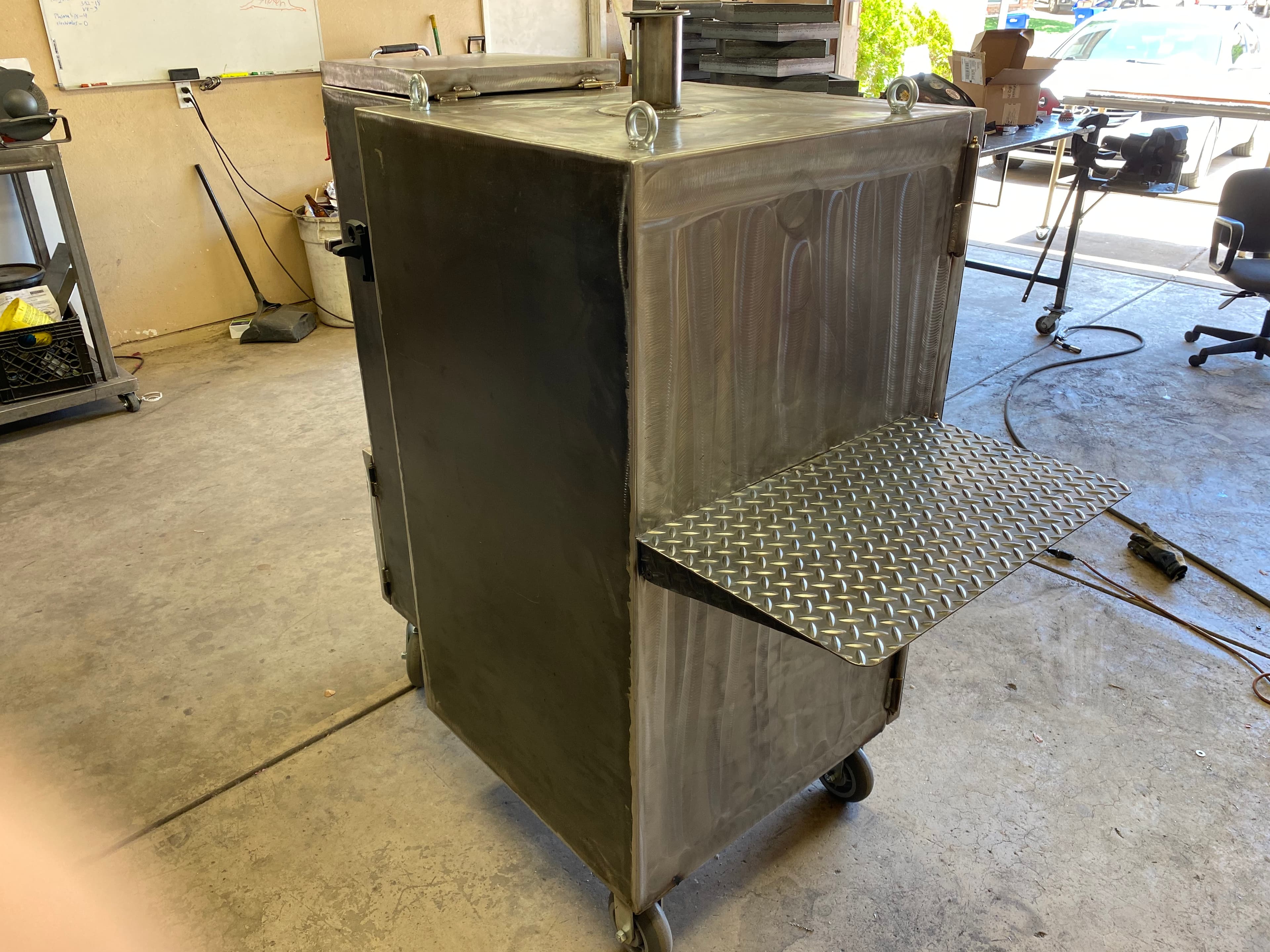 Heavy-duty smoker with attached exteriorshelf