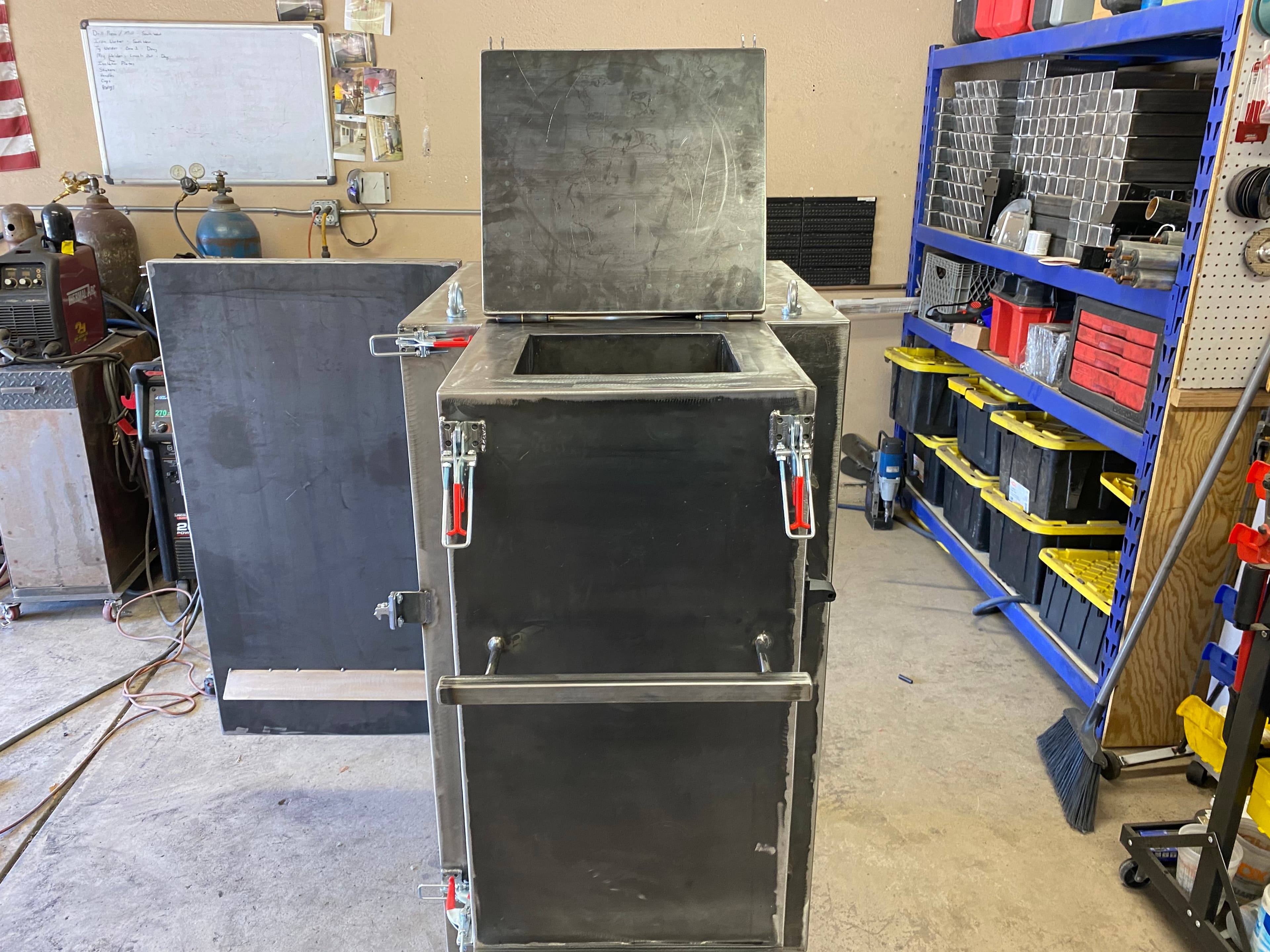 Smoker pellet hopper lid