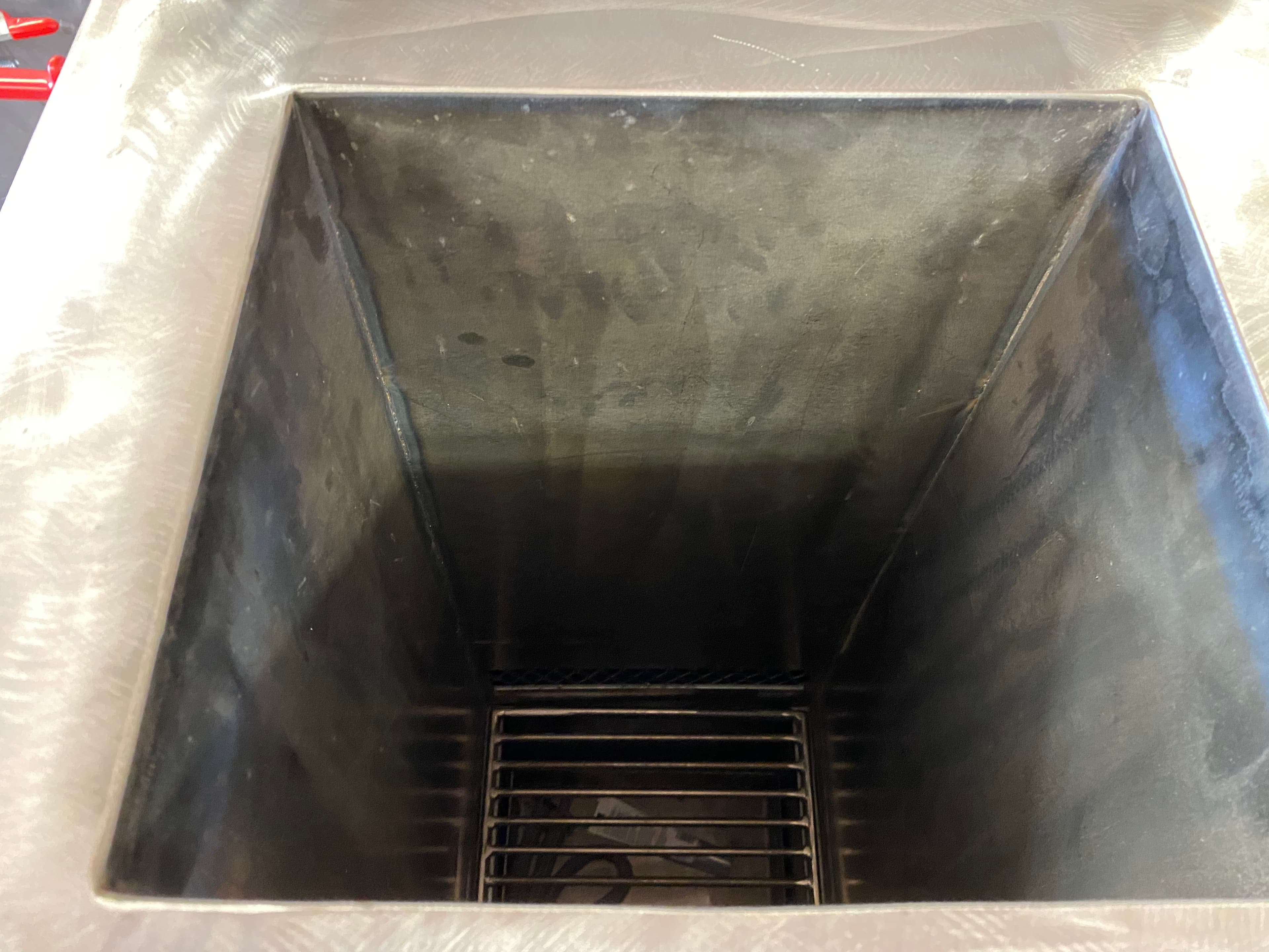 Smoker pellet hopper