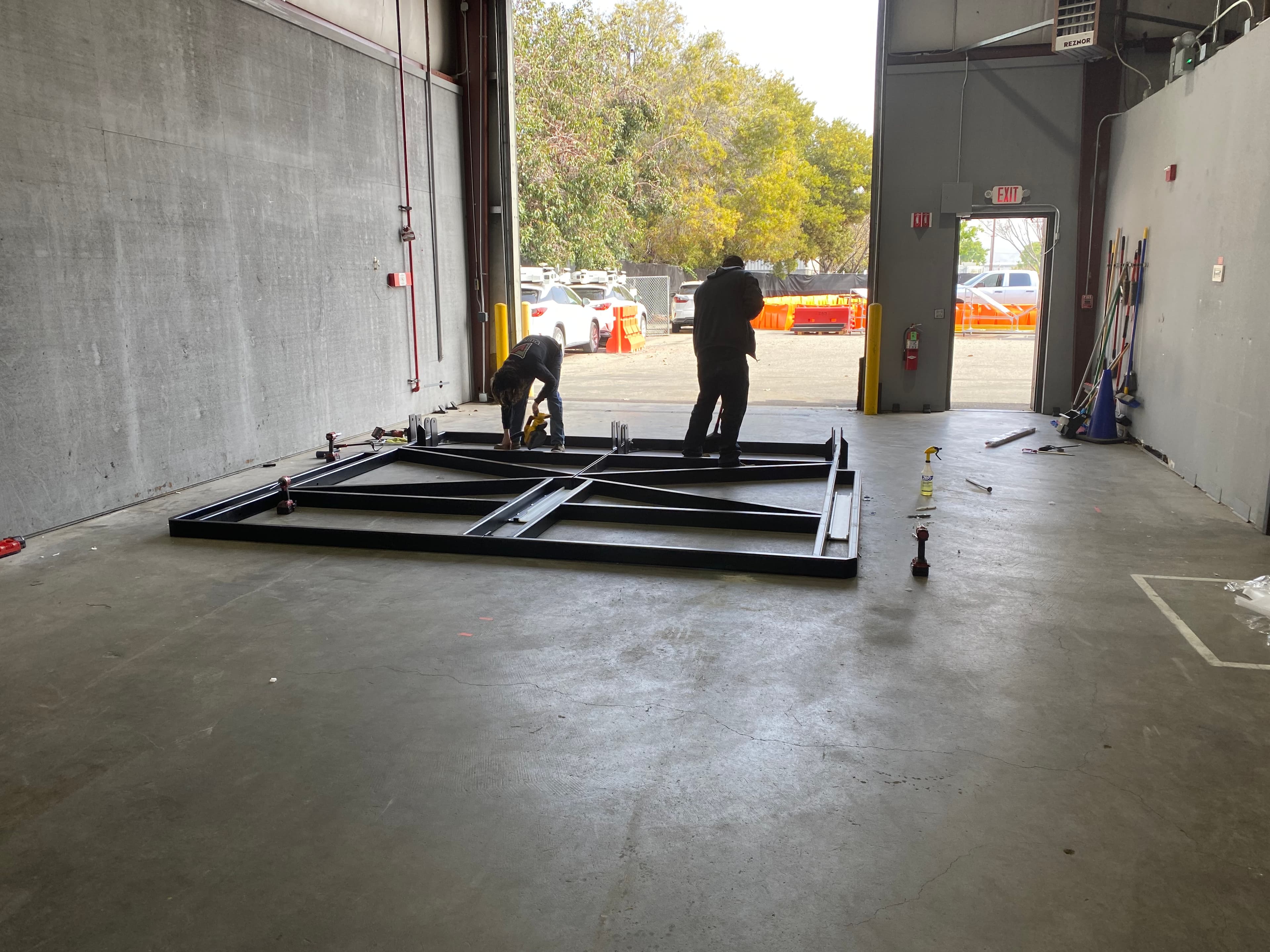 Assembly of turn table base